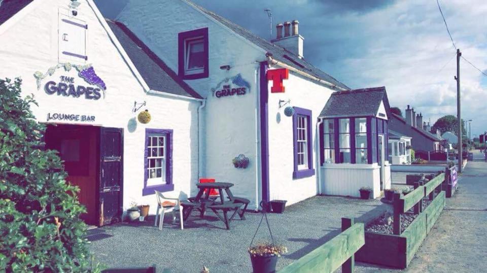 The Grapes Hotel Springholm Exterior photo